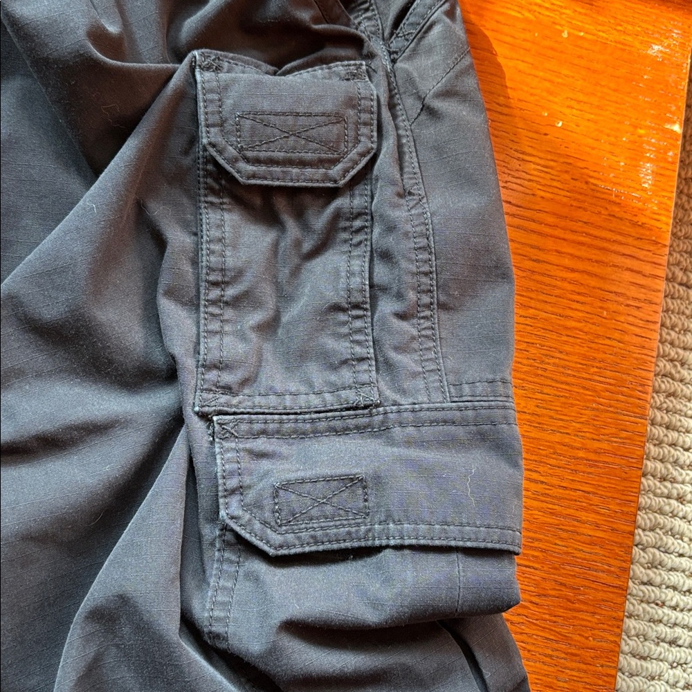5.11 TACTICAL SERIES cargo, utility,pants. Black. Many pockets. Size W. 40 L. 34 - Picture 5 of 8